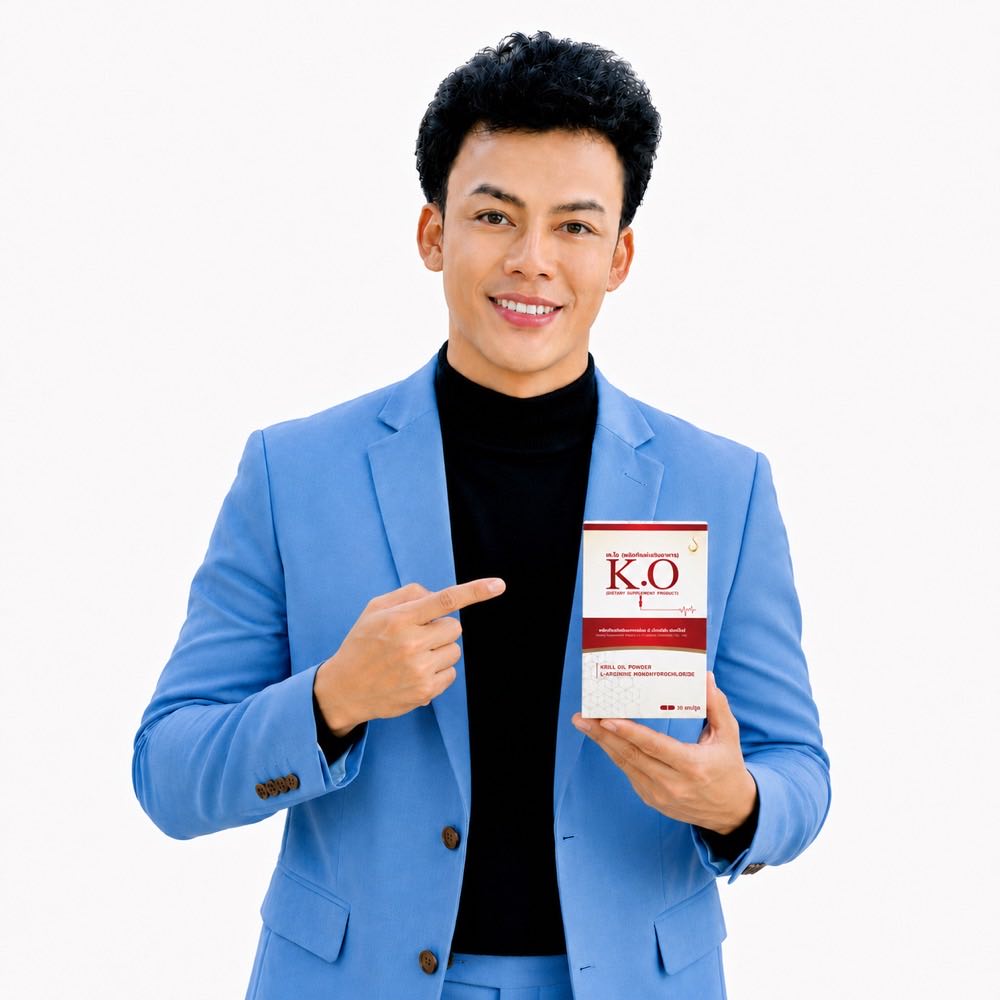 ตัวแทนจำหน่าย K.O Bloodsystem ถือกล่องสินค้าแบบใหม่